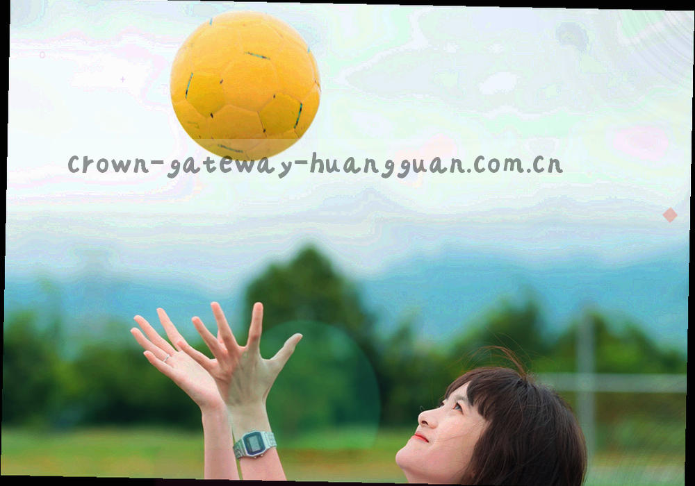 俯拍的手册纸页翻动局部，纸面留有刻度线与编号印刷痕
